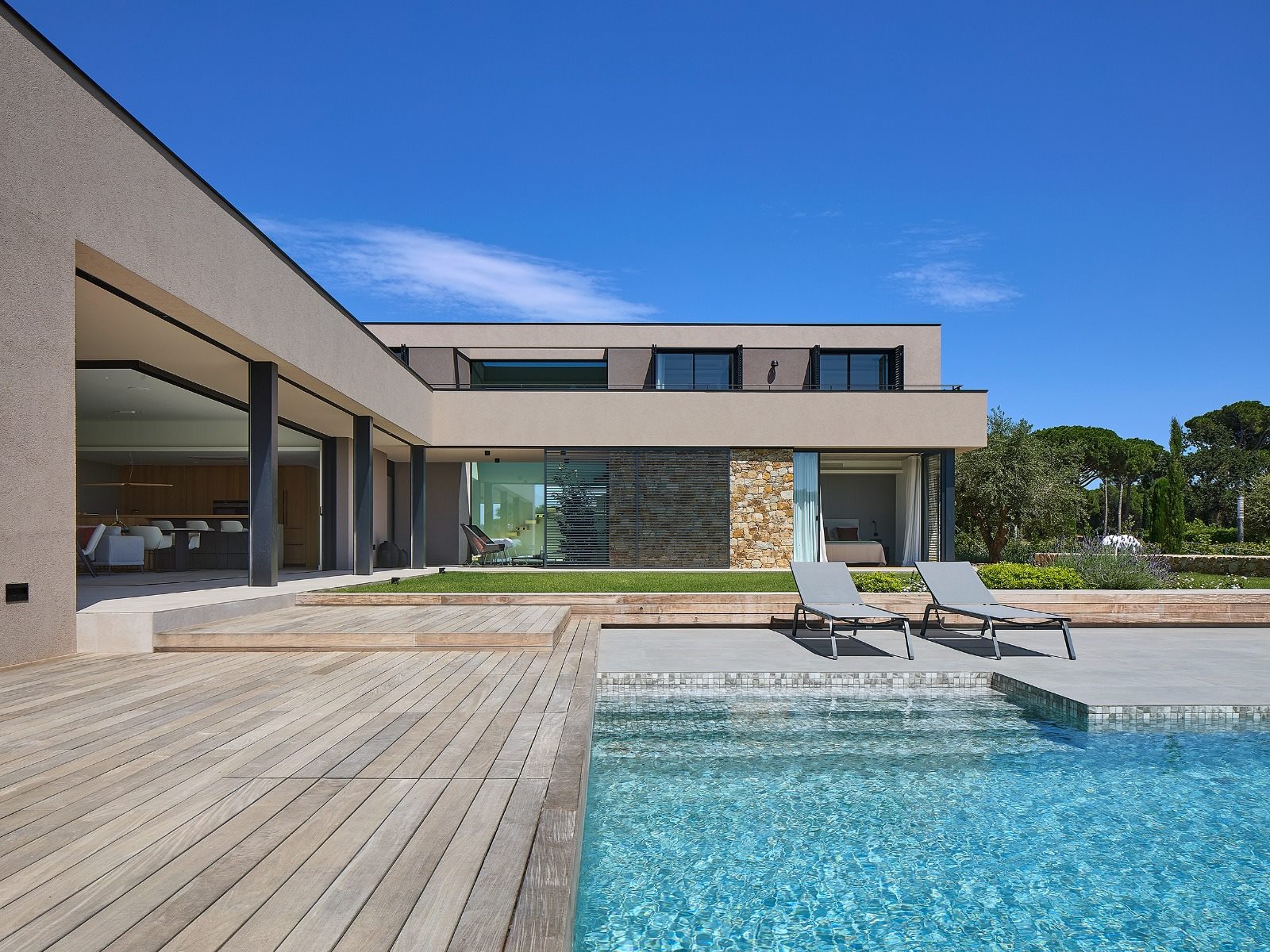 Proyecto integral llave en mano: piscina, terraza y entorno exterior de vivienda contemporánea